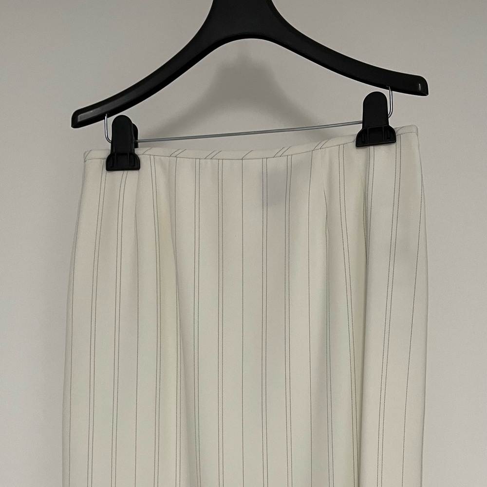 Kasper 2 pcs Suit - White.  - size 6P- brand new- no returns